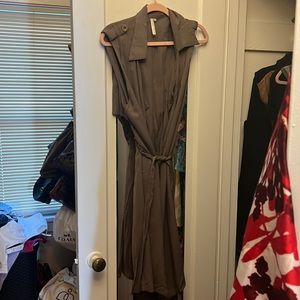 Sleeveless trench